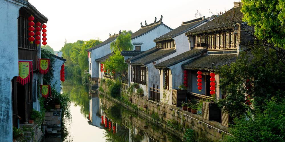 为什么古代皇帝的龙袍颜色都是不一样的,不是应该都是黄色的吗?